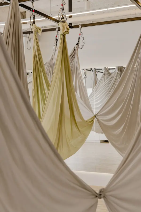 미니멀한 플라잉요가 스튜디오 해먹 인테리어